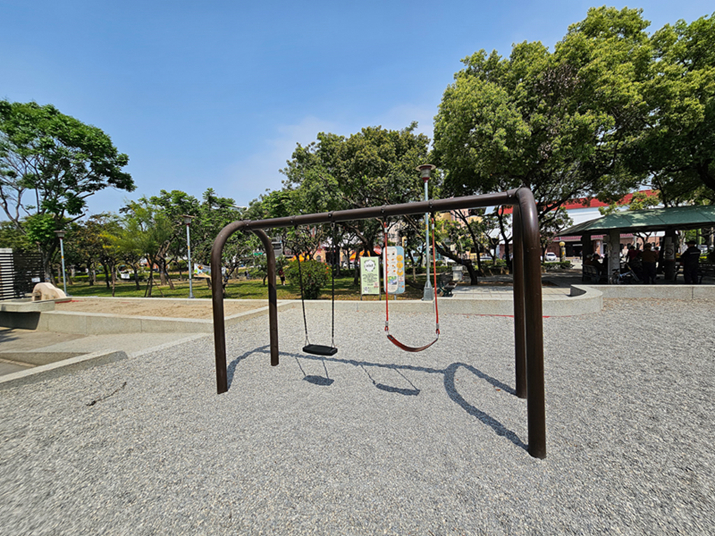 【台中特色公園】金字塔攀爬溜滑梯~大里環保公園｜共融盪鞦韆｜遊戲沙坑區｜大型攀爬網｜臺中美樂地