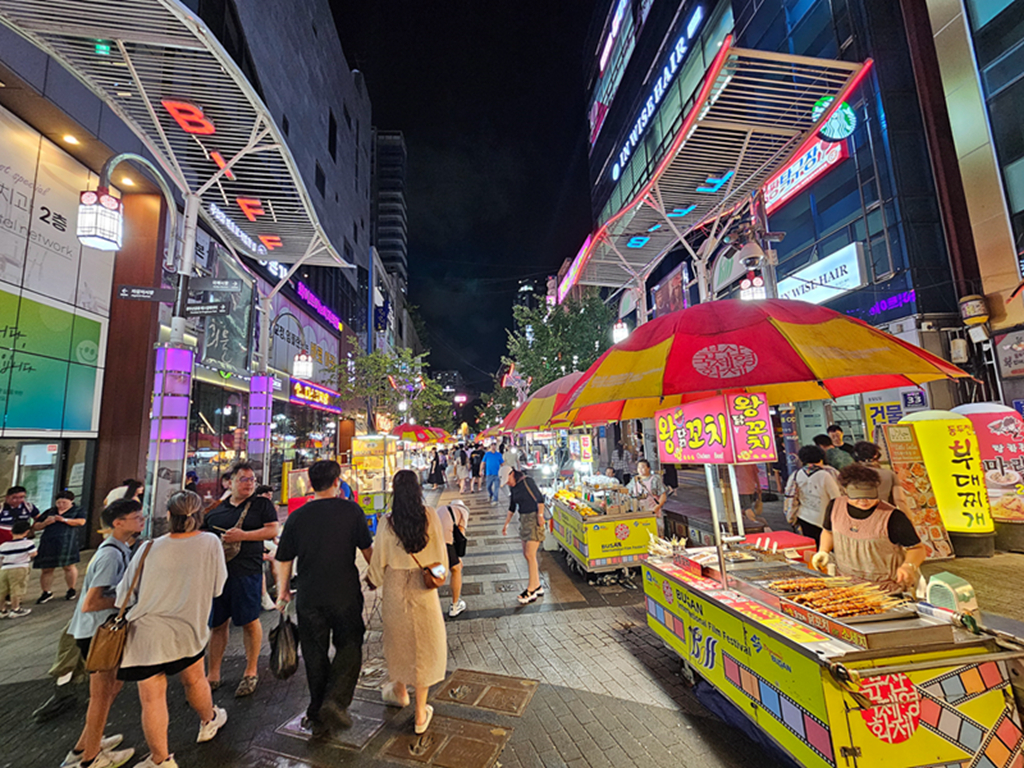 【韓國釜山景點】夜景＋氛圍＋消夜美食~釜山BIFF 廣場│小吃的天堂、卡路里的煉獄、荷包的地獄