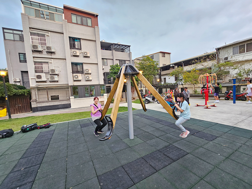 【台中特色公園】三角盪盪機~大里金城社區公園|彩虹溜滑梯組|小型攀爬堡|臺中美樂地| - 第8張圖 【台中特色公園】三角盪盪機~大里金城社區公園|彩虹溜滑梯組|小型攀爬堡|臺中美樂地|
