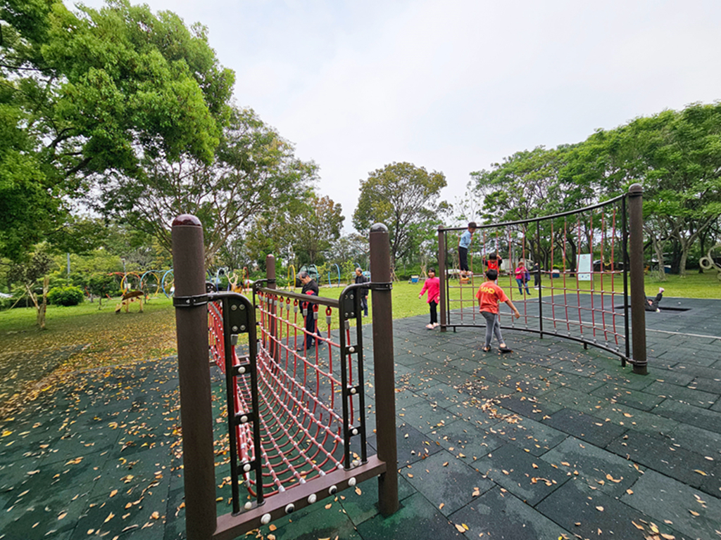 【台中特色公園】梅花鹿磨石子造型溜滑梯~塗城里社區公園｜退役戰車｜跳跳床｜蹺蹺板＆盪鞦韆｜臺中美樂地