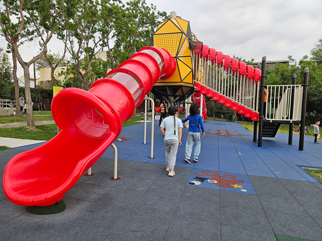 【台中特色公園】大黃蜂奇幻溜滑梯~大里瑞城公園｜綠色能量補給站｜親子同樂首選一起放電｜臺中美樂地