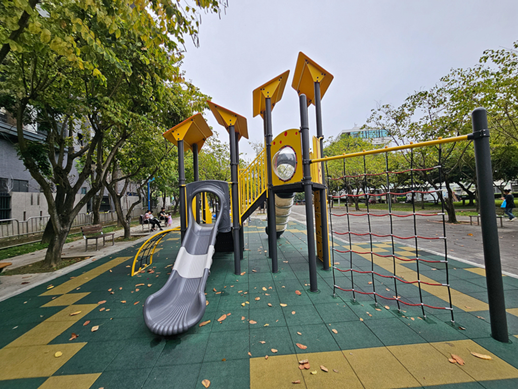 【台中特色公園】多功能遊戲組~太平麗園公園｜旋轉遊具｜愛心磚牆｜季節限定櫻花大道｜臺中美樂地