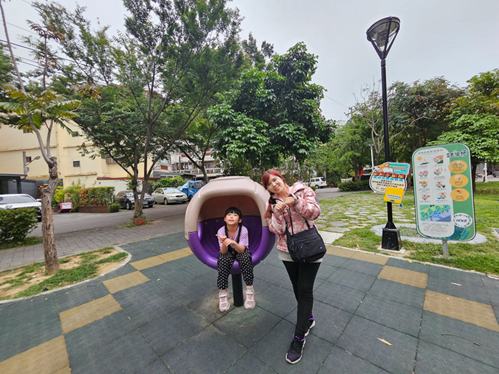 【台中特色公園】橘黑色系多功能遊戲組~北屯和順公園｜雙滑梯、攀爬、搖搖馬｜臺中美樂地