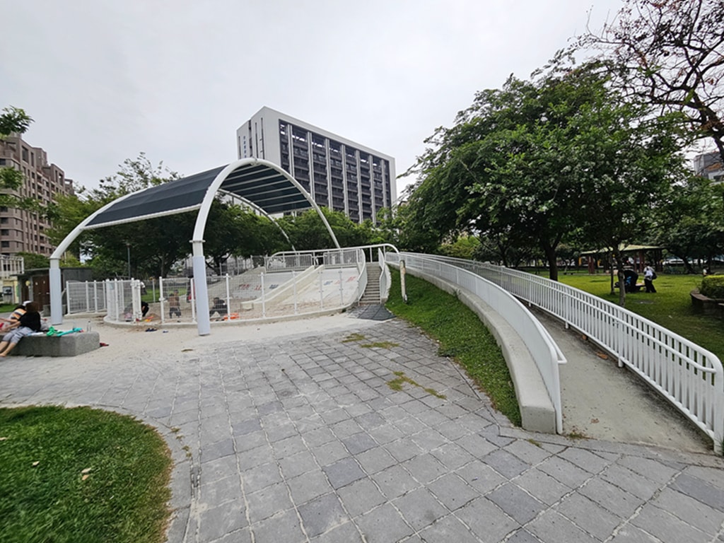 【台中特色公園】大碗公溜滑梯 ~北屯廍興公園｜野餐草地 + 健康步道｜季節限定流蘇花｜臺中美樂地