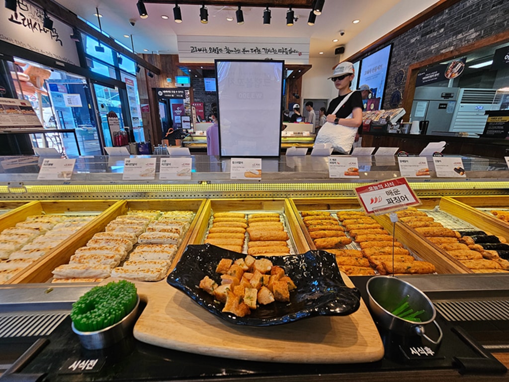 【韓國釜山景點】巨型魚糕模型~古來思魚糕海雲台店│魚糕打卡點│自助式魚糕天堂│金黃色炸物軍團