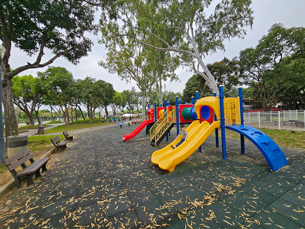 【台中特色公園】森林系心靈綠洲~太平坪林森林公園｜長頸鹿桌椅＋溜滑梯遊戲區＋森林步道｜臺中美樂地