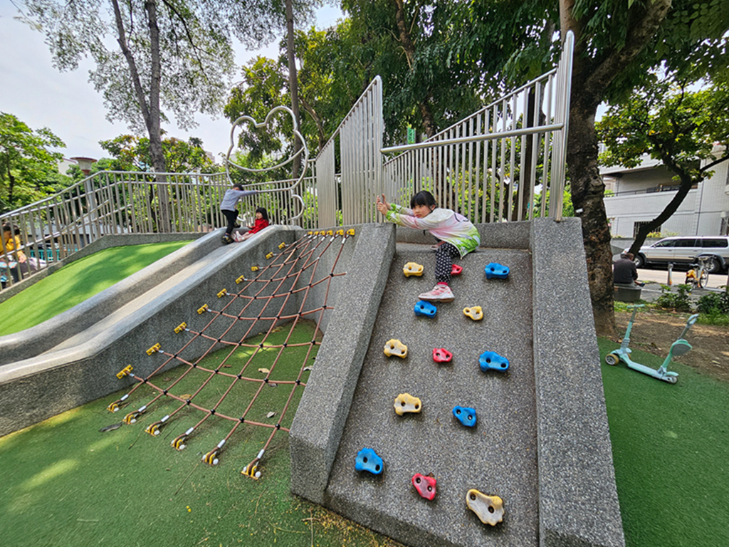 【台中特色公園】青蛙造型溜滑梯~北屯旅順公園｜雙滑道溜滑梯｜攀爬網＋攀岩塊｜臺中美樂地