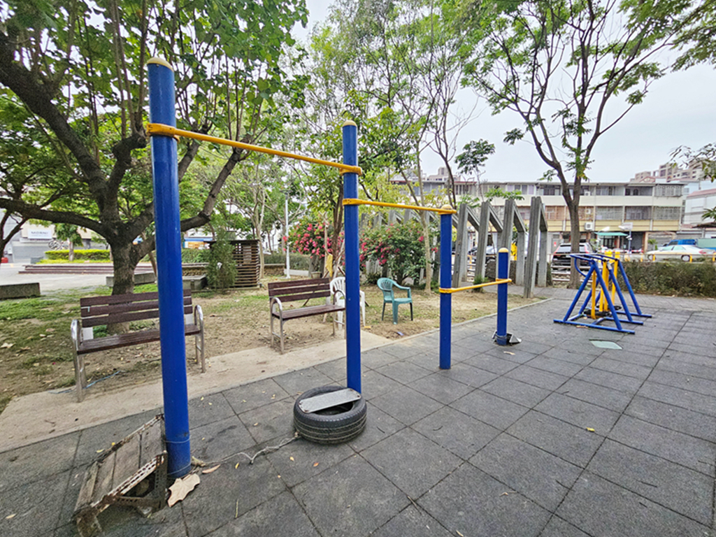 【台中特色公園】橘黑色系多功能遊戲組~北屯和順公園｜雙滑梯、攀爬、搖搖馬｜臺中美樂地