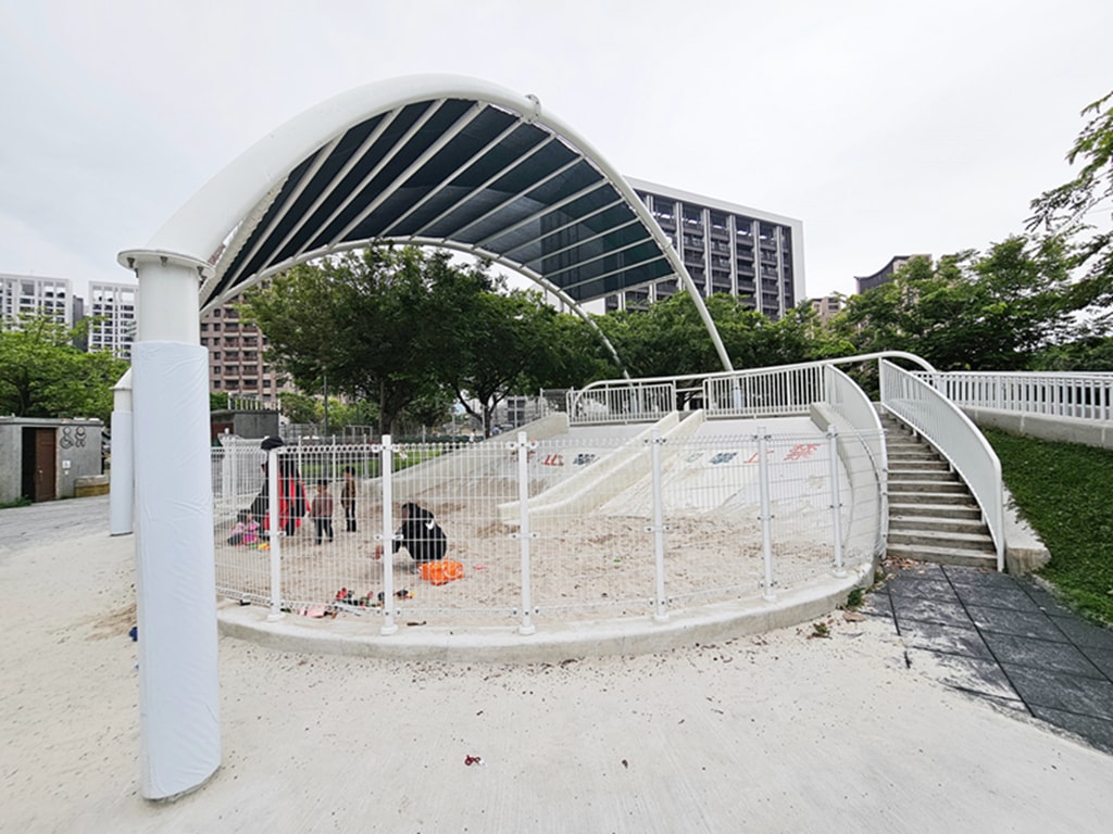 【台中特色公園】大碗公溜滑梯 ~北屯廍興公園｜野餐草地 + 健康步道｜季節限定流蘇花｜臺中美樂地