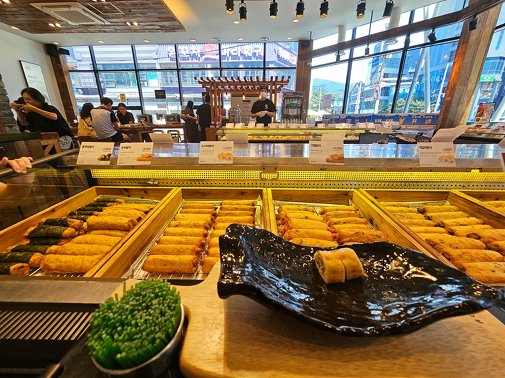 【韓國釜山景點】巨型魚糕模型~古來思魚糕海雲台店│魚糕打卡點│自助式魚糕天堂│金黃色炸物軍團