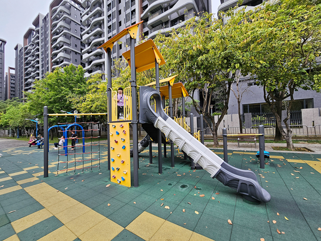 【台中特色公園】多功能遊戲組~太平麗園公園｜旋轉遊具｜愛心磚牆｜季節限定櫻花大道｜臺中美樂地