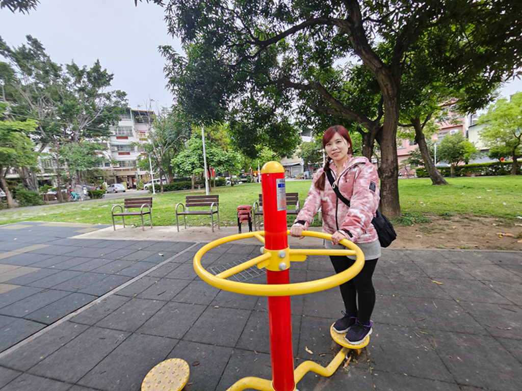 【台中特色公園】橘黑色系多功能遊戲組~北屯和順公園｜雙滑梯、攀爬、搖搖馬｜臺中美樂地