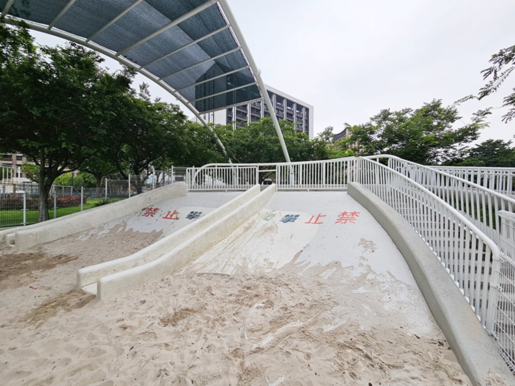 【台中特色公園】大碗公溜滑梯 ~北屯廍興公園｜野餐草地 + 健康步道｜季節限定流蘇花｜臺中美樂地