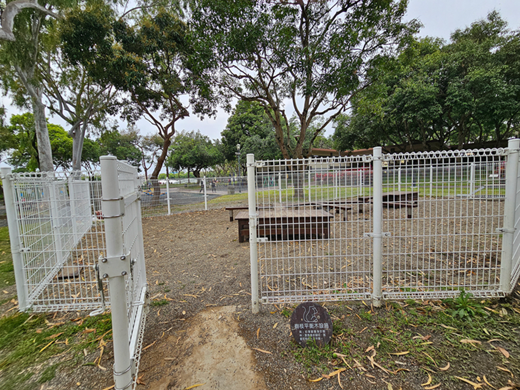 【台中特色公園】森林系心靈綠洲~太平坪林森林公園｜長頸鹿桌椅＋溜滑梯遊戲區＋森林步道｜臺中美樂地