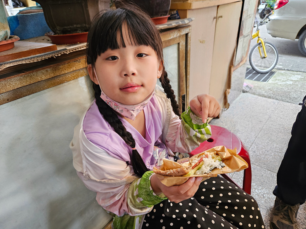 【台中小吃美食】在地早午餐小巷弄美食~太平聚一糰｜🍱人氣必試推薦🌟 豬排飯糰🍤 炸蝦飯糰🥔 薯餅飯糰｜打卡可愛的飯糰餐車