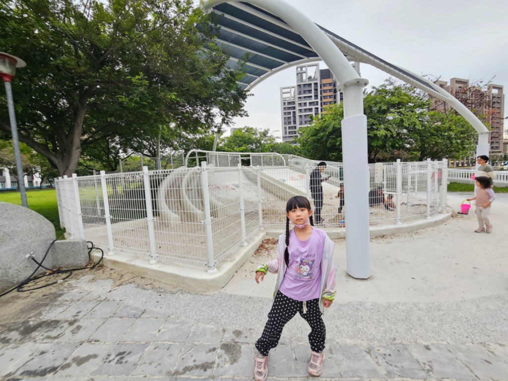 【台中特色公園】大碗公溜滑梯 ~北屯廍興公園|野餐草地 + 健康步道|季節限定流蘇花|臺中美樂地 - 第12張圖 【台中特色公園】大碗公溜滑梯 ~北屯廍興公園|野餐草地 + 健康步道|季節限定流蘇花|臺中美樂地