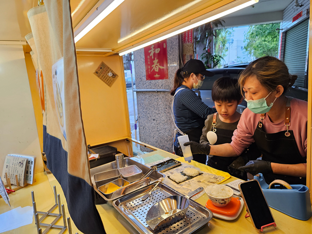 【台中小吃美食】在地早午餐小巷弄美食~太平聚一糰｜🍱人氣必試推薦🌟 豬排飯糰🍤 炸蝦飯糰🥔 薯餅飯糰｜打卡可愛的飯糰餐車
