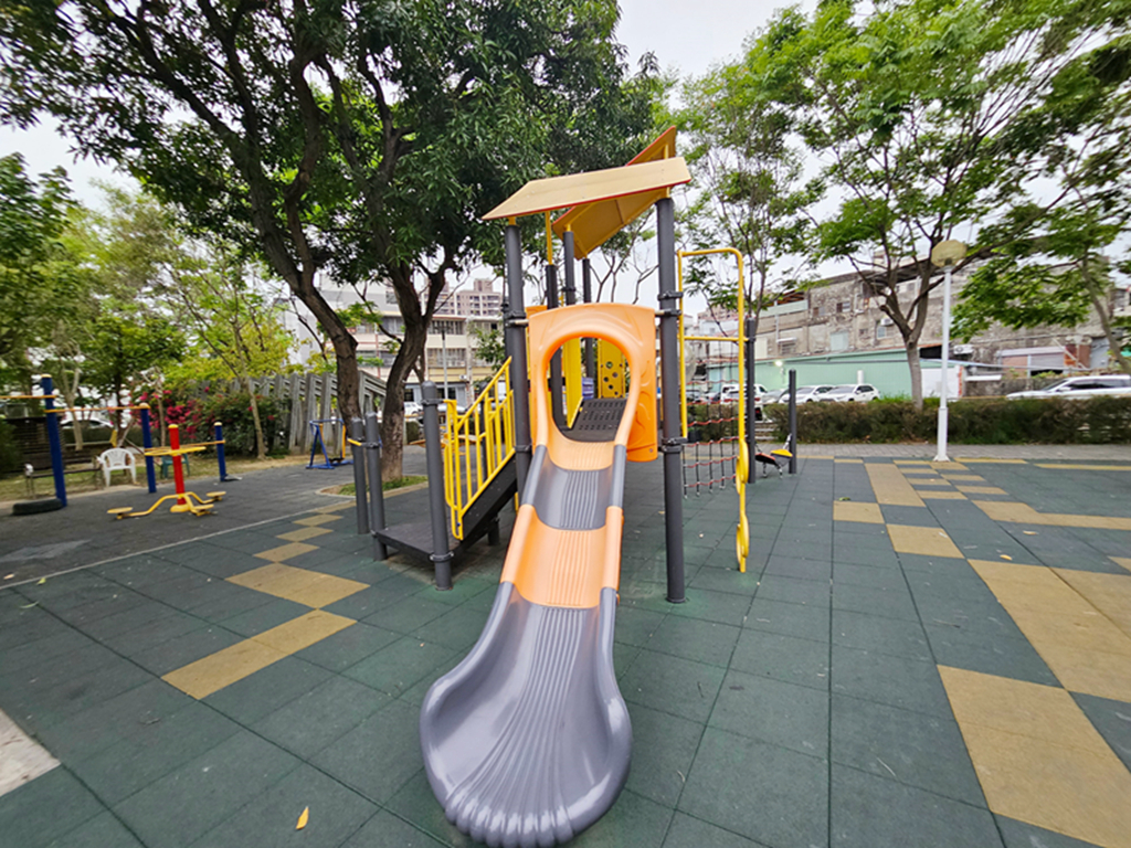【台中特色公園】橘黑色系多功能遊戲組~北屯和順公園｜雙滑梯、攀爬、搖搖馬｜臺中美樂地