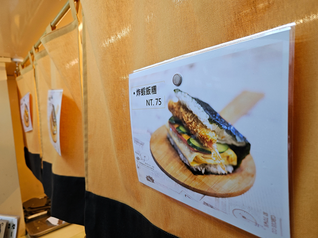 【台中小吃美食】在地早午餐小巷弄美食~太平聚一糰｜🍱人氣必試推薦🌟 豬排飯糰🍤 炸蝦飯糰🥔 薯餅飯糰｜打卡可愛的飯糰餐車