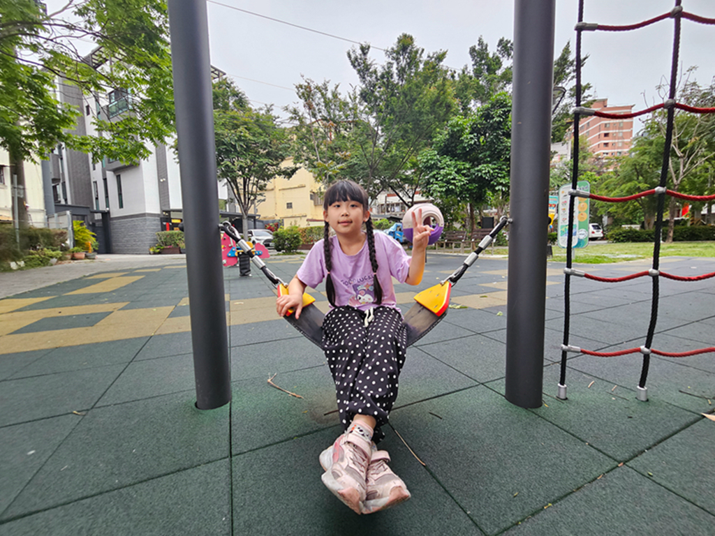 【台中特色公園】橘黑色系多功能遊戲組~北屯和順公園｜雙滑梯、攀爬、搖搖馬｜臺中美樂地