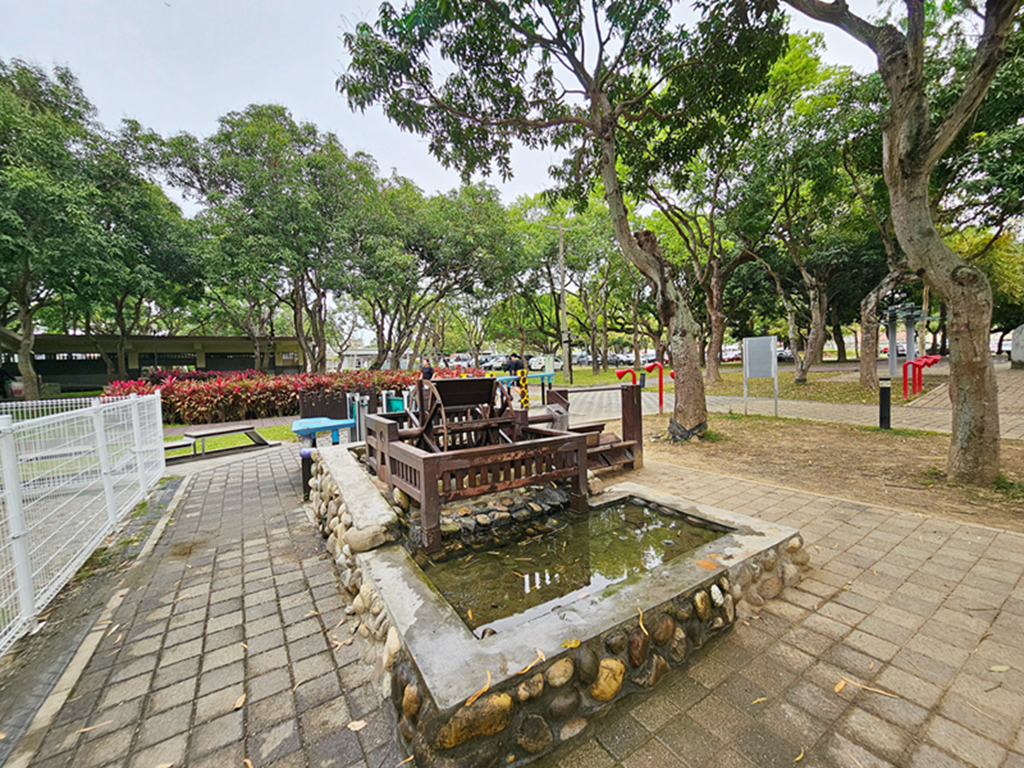 【台中特色公園】森林系心靈綠洲~太平坪林森林公園｜長頸鹿桌椅＋溜滑梯遊戲區＋森林步道｜臺中美樂地