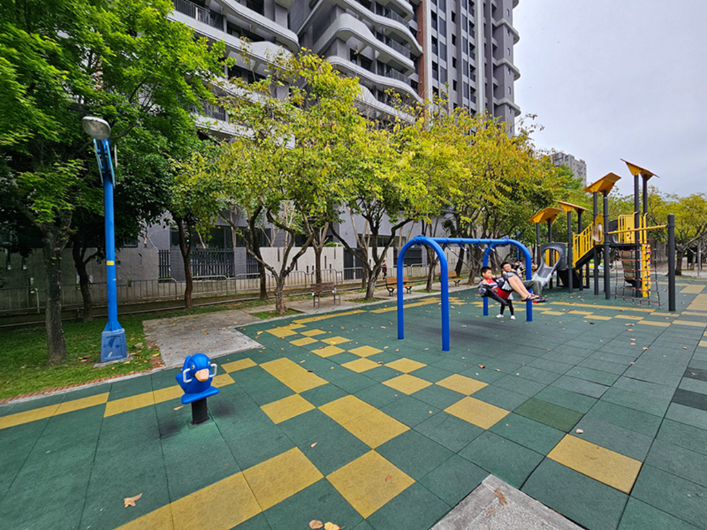 【台中特色公園】多功能遊戲組~太平麗園公園｜旋轉遊具｜愛心磚牆｜季節限定櫻花大道｜臺中美樂地