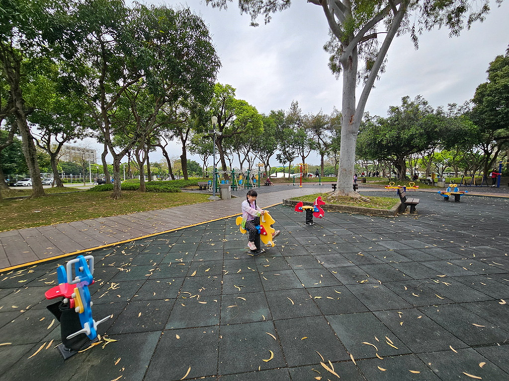 【台中特色公園】森林系心靈綠洲~太平坪林森林公園|長頸鹿桌椅+溜滑梯遊戲區+森林步道|臺中美樂地 - 第15張圖 【台中特色公園】森林系心靈綠洲~太平坪林森林公園|長頸鹿桌椅+溜滑梯遊戲區+森林步道|臺中美樂地