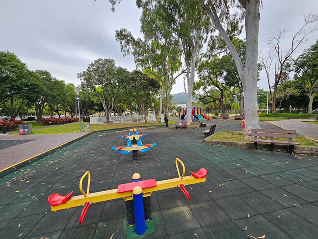 【台中特色公園】森林系心靈綠洲~太平坪林森林公園｜長頸鹿桌椅＋溜滑梯遊戲區＋森林步道｜臺中美樂地
