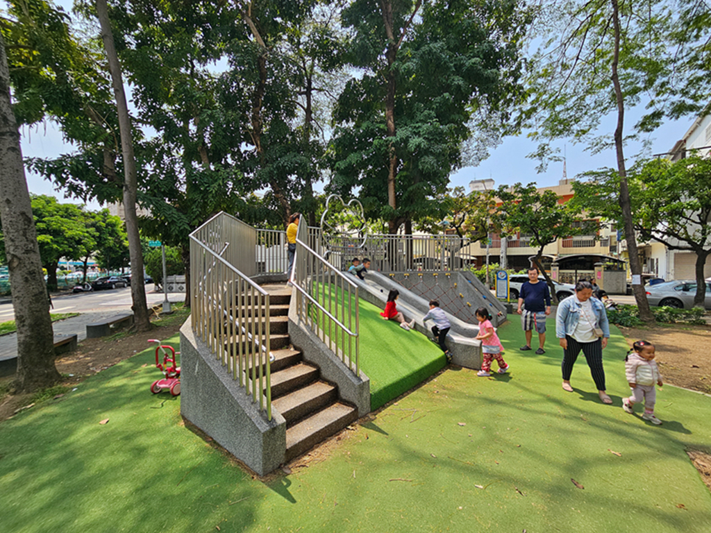 【台中特色公園】青蛙造型溜滑梯~北屯旅順公園｜雙滑道溜滑梯｜攀爬網＋攀岩塊｜臺中美樂地