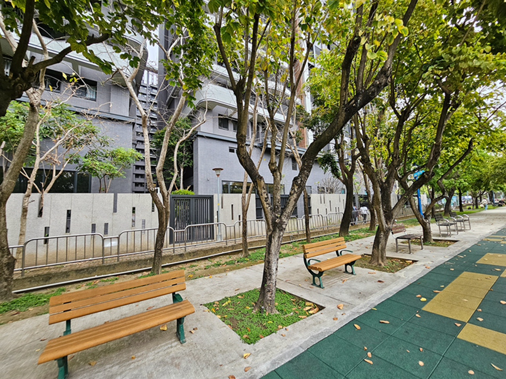 【台中特色公園】多功能遊戲組~太平麗園公園｜旋轉遊具｜愛心磚牆｜季節限定櫻花大道｜臺中美樂地