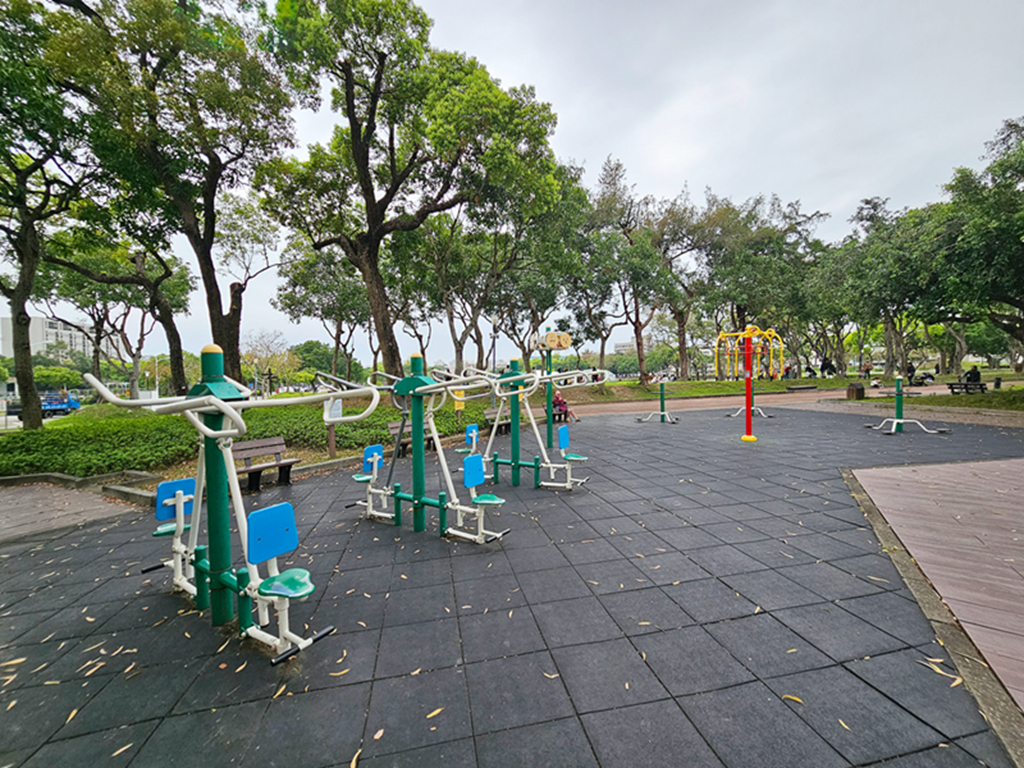 【台中特色公園】森林系心靈綠洲~太平坪林森林公園｜長頸鹿桌椅＋溜滑梯遊戲區＋森林步道｜臺中美樂地