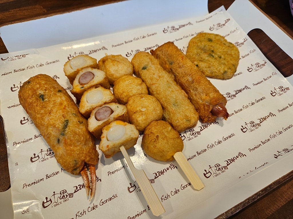 【韓國釜山景點】巨型魚糕模型~古來思魚糕海雲台店│魚糕打卡點│自助式魚糕天堂│金黃色炸物軍團