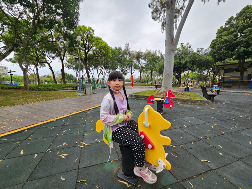 【台中特色公園】森林系心靈綠洲~太平坪林森林公園｜長頸鹿桌椅＋溜滑梯遊戲區＋森林步道｜臺中美樂地
