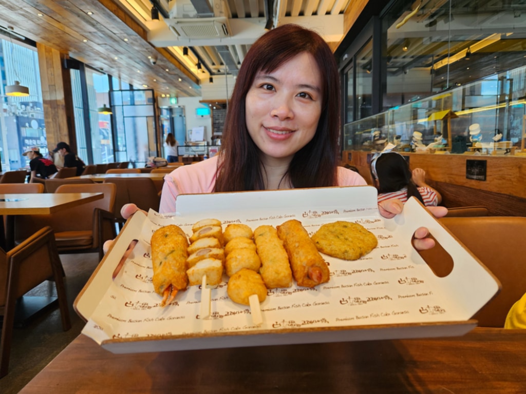 【韓國釜山景點】巨型魚糕模型~古來思魚糕海雲台店│魚糕打卡點│自助式魚糕天堂│金黃色炸物軍團
