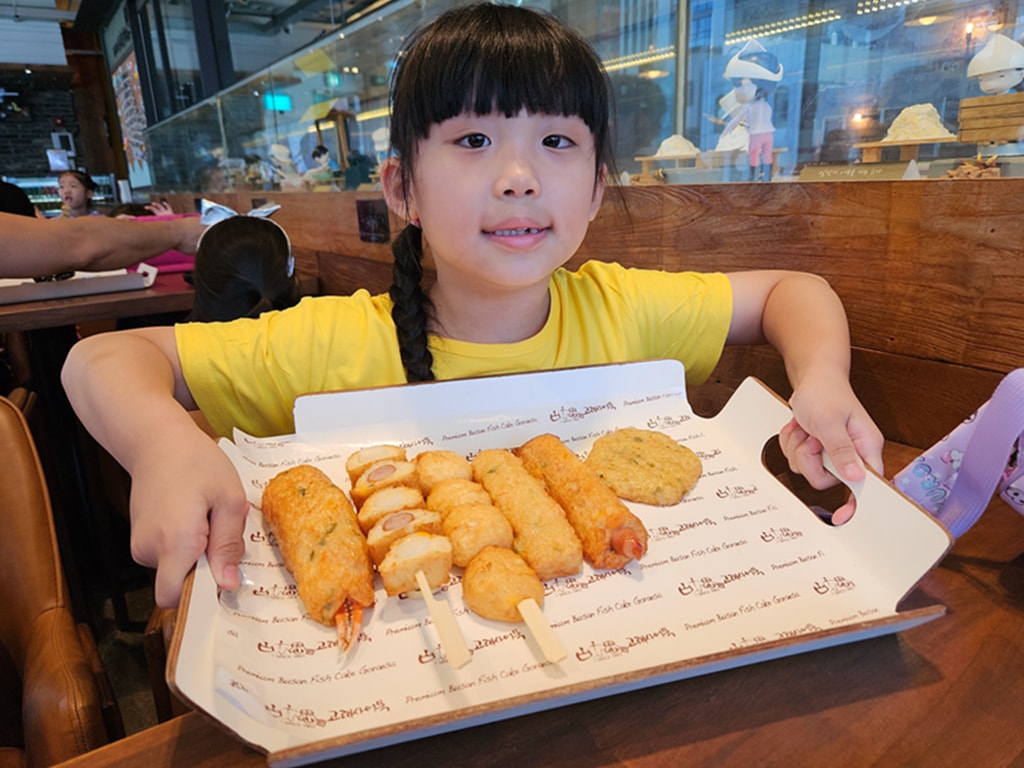 【韓國釜山景點】巨型魚糕模型~古來思魚糕海雲台店│魚糕打卡點│自助式魚糕天堂│金黃色炸物軍團