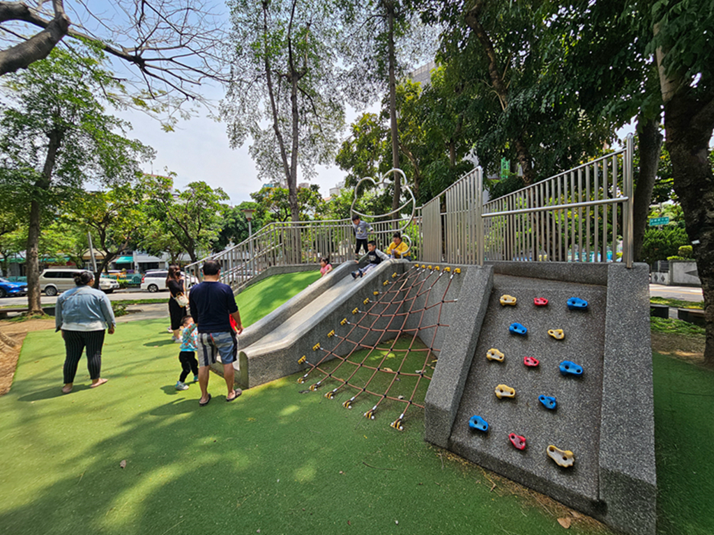 【台中特色公園】青蛙造型溜滑梯~北屯旅順公園｜雙滑道溜滑梯｜攀爬網＋攀岩塊｜臺中美樂地