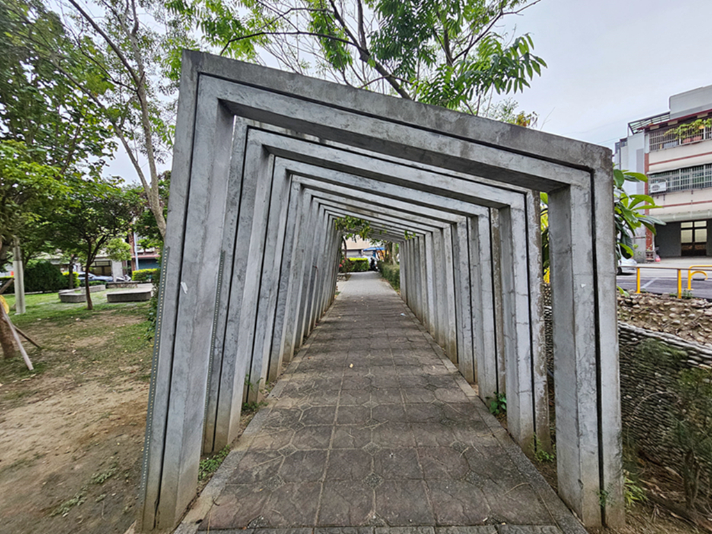 【台中特色公園】橘黑色系多功能遊戲組~北屯和順公園｜雙滑梯、攀爬、搖搖馬｜臺中美樂地