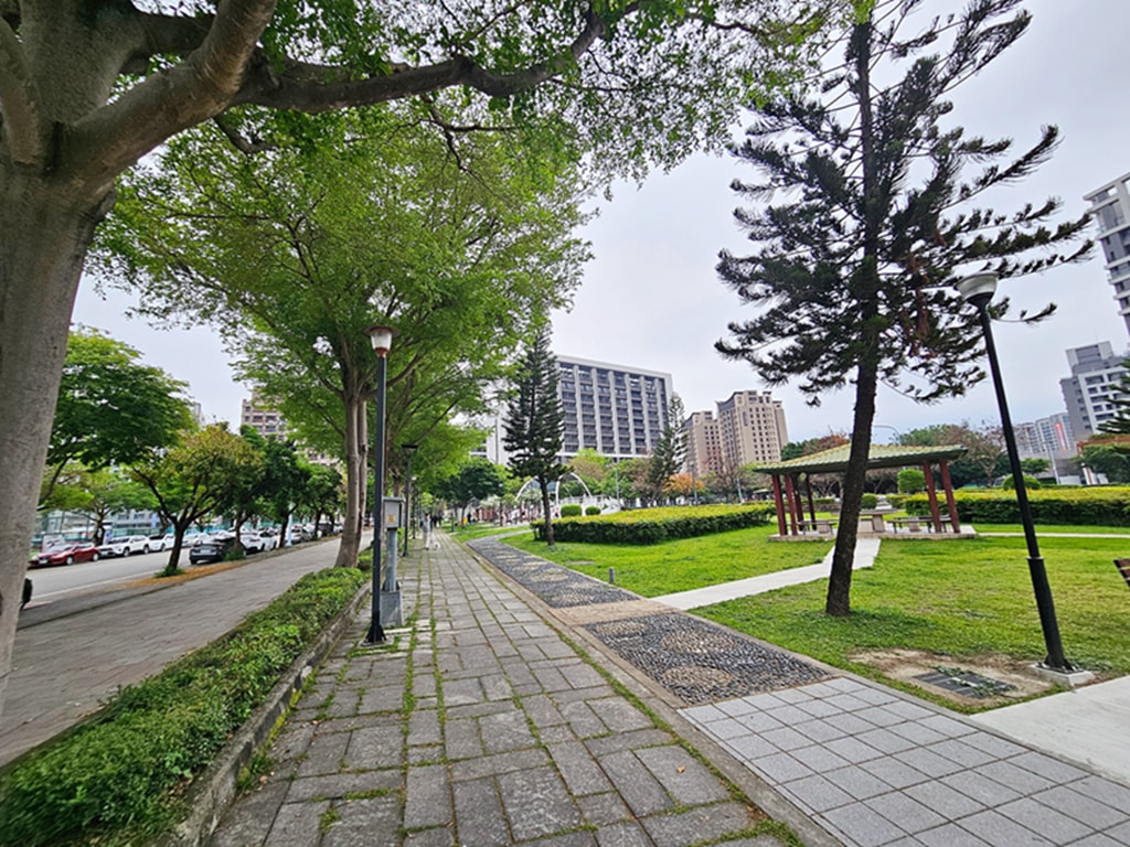 【台中特色公園】大碗公溜滑梯 ~北屯廍興公園|野餐草地 + 健康步道|季節限定流蘇花|臺中美樂地 - 第2張圖 【台中特色公園】大碗公溜滑梯 ~北屯廍興公園|野餐草地 + 健康步道|季節限定流蘇花|臺中美樂地
