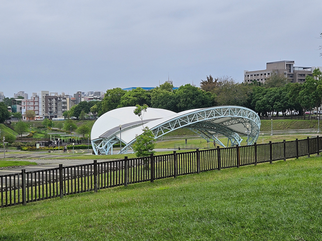 【台中特色公園】森林系心靈綠洲~太平坪林森林公園|長頸鹿桌椅+溜滑梯遊戲區+森林步道|臺中美樂地 - 第3張圖 【台中特色公園】森林系心靈綠洲~太平坪林森林公園|長頸鹿桌椅+溜滑梯遊戲區+森林步道|臺中美樂地