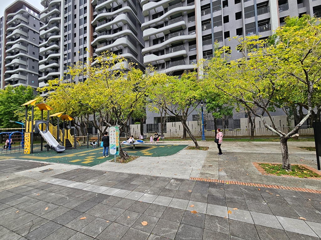 【台中特色公園】多功能遊戲組~太平麗園公園｜旋轉遊具｜愛心磚牆｜季節限定櫻花大道｜臺中美樂地
