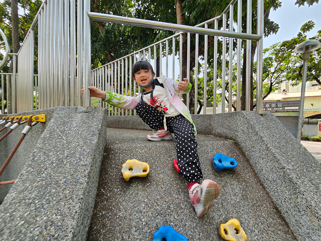 【台中特色公園】青蛙造型溜滑梯~北屯旅順公園｜雙滑道溜滑梯｜攀爬網＋攀岩塊｜臺中美樂地