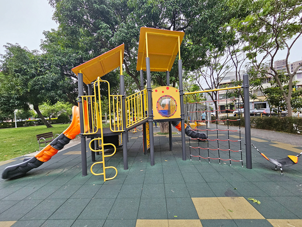 【台中特色公園】橘黑色系多功能遊戲組~北屯和順公園｜雙滑梯、攀爬、搖搖馬｜臺中美樂地