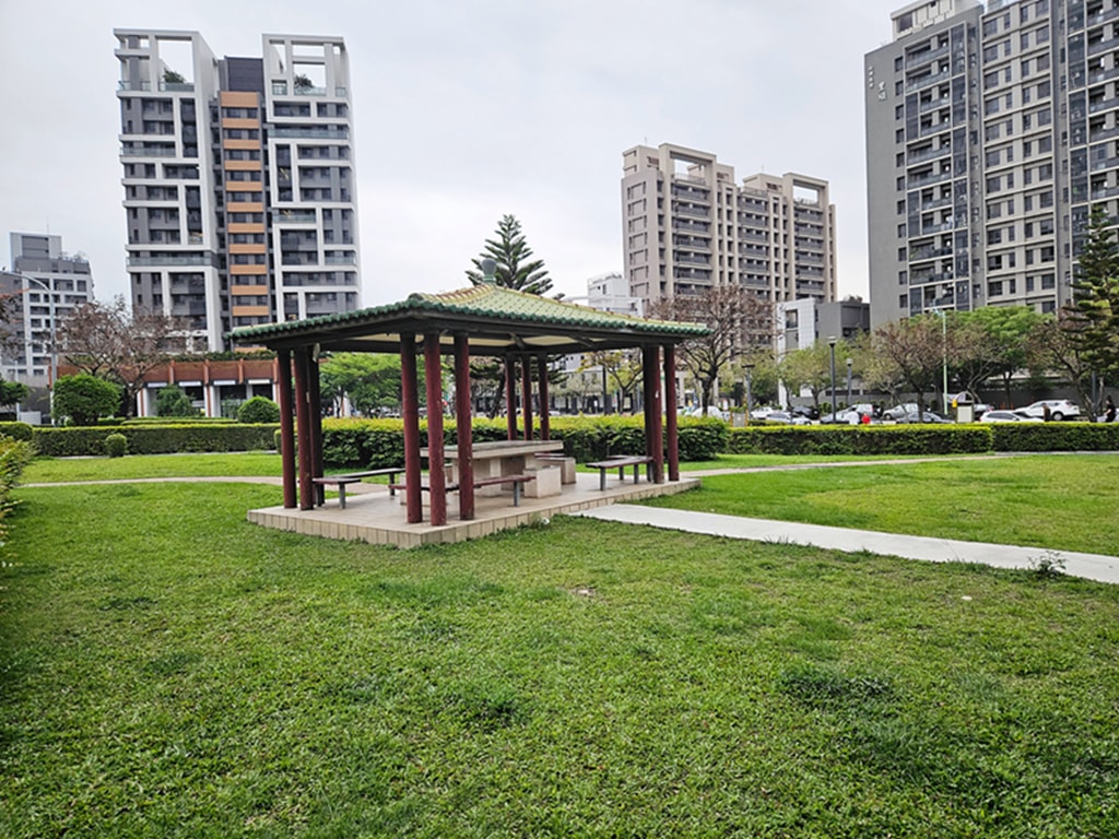 【台中特色公園】大碗公溜滑梯 ~北屯廍興公園|野餐草地 + 健康步道|季節限定流蘇花|臺中美樂地 - 第3張圖 【台中特色公園】大碗公溜滑梯 ~北屯廍興公園|野餐草地 + 健康步道|季節限定流蘇花|臺中美樂地