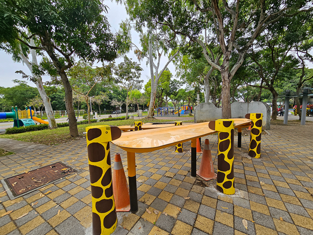 【台中特色公園】森林系心靈綠洲~太平坪林森林公園|長頸鹿桌椅+溜滑梯遊戲區+森林步道|臺中美樂地 - 第4張圖 【台中特色公園】森林系心靈綠洲~太平坪林森林公園|長頸鹿桌椅+溜滑梯遊戲區+森林步道|臺中美樂地