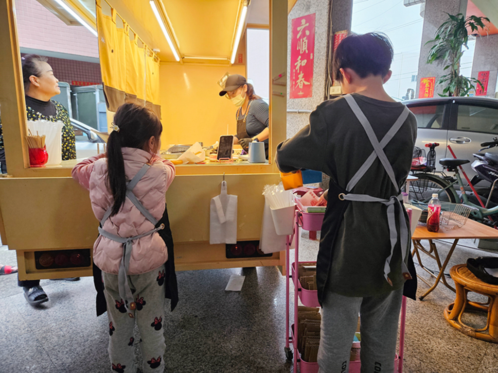 【台中小吃美食】在地早午餐小巷弄美食~太平聚一糰｜🍱人氣必試推薦🌟 豬排飯糰🍤 炸蝦飯糰🥔 薯餅飯糰｜打卡可愛的飯糰餐車