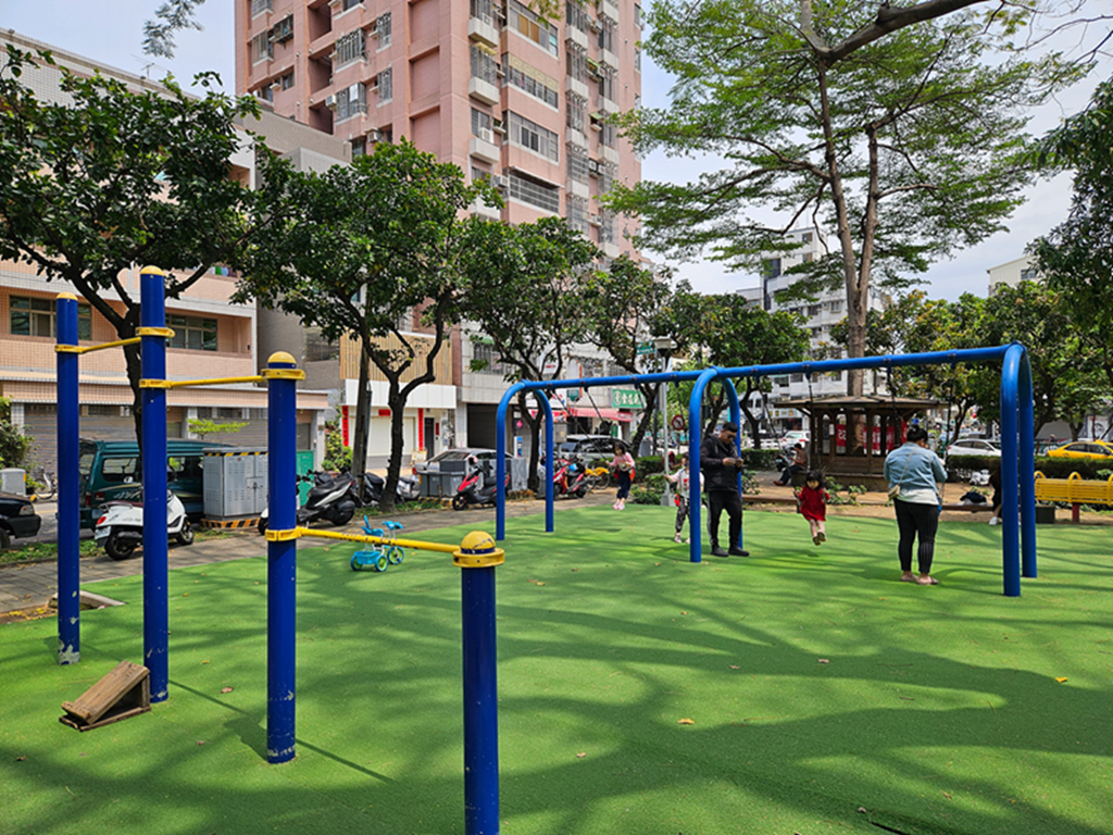 【台中特色公園】青蛙造型溜滑梯~北屯旅順公園｜雙滑道溜滑梯｜攀爬網＋攀岩塊｜臺中美樂地