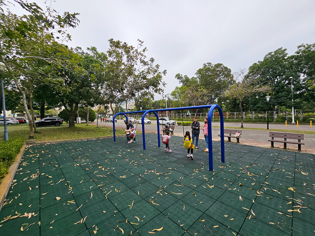 【台中特色公園】森林系心靈綠洲~太平坪林森林公園｜長頸鹿桌椅＋溜滑梯遊戲區＋森林步道｜臺中美樂地
