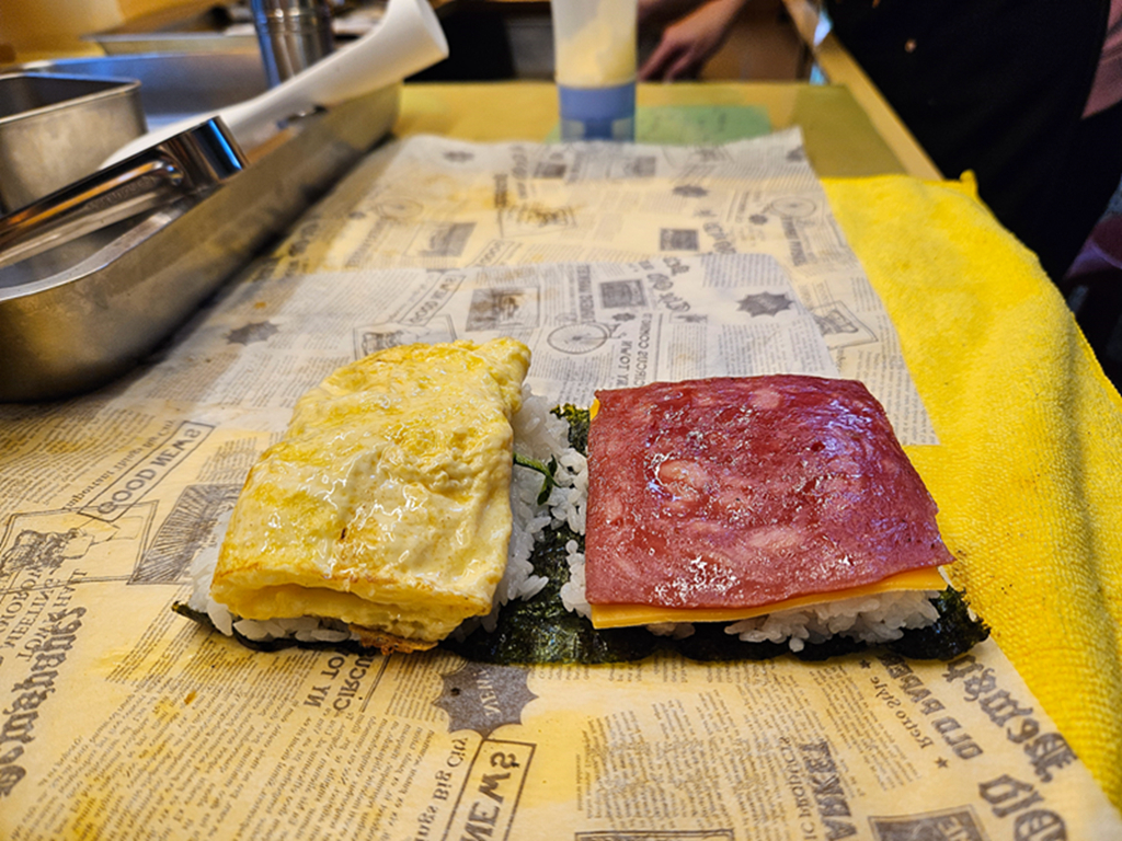 【台中小吃美食】在地早午餐小巷弄美食~太平聚一糰｜🍱人氣必試推薦🌟 豬排飯糰🍤 炸蝦飯糰🥔 薯餅飯糰｜打卡可愛的飯糰餐車