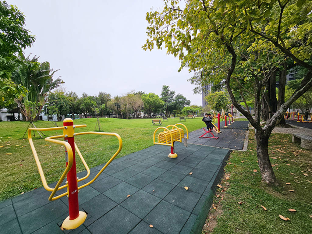 【台中特色公園】多功能遊戲組~太平麗園公園｜旋轉遊具｜愛心磚牆｜季節限定櫻花大道｜臺中美樂地