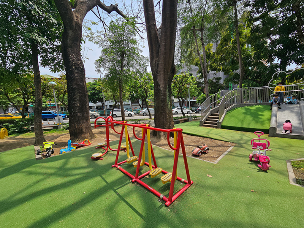 【台中特色公園】青蛙造型溜滑梯~北屯旅順公園｜雙滑道溜滑梯｜攀爬網＋攀岩塊｜臺中美樂地